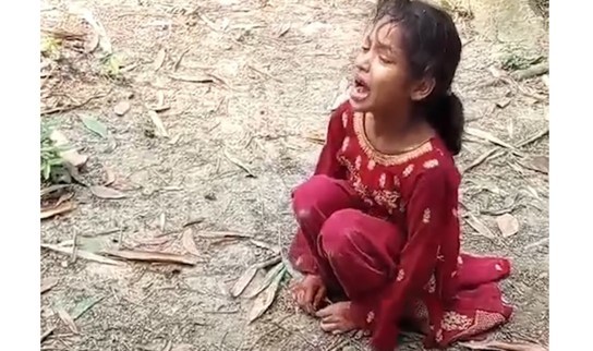 কুমিল্লায় সৎ মায়ের নির্যাতনের অভিযোগ, মায়ের কবরের পাশেই অঝোরে কাঁদছেন সন্তান